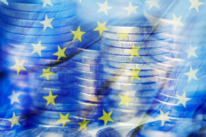 Euro-Münzen und die Flagge der Europäischen Union