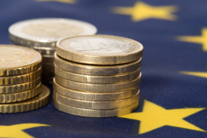 Auf einer EU-Flagge liegt Euromünzgeld